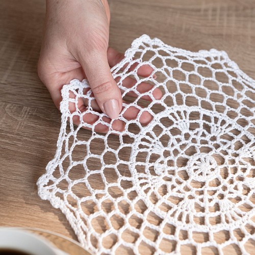 Serweta z ażurem, szerokość 25cm x wysokość 25cm, kolor biały