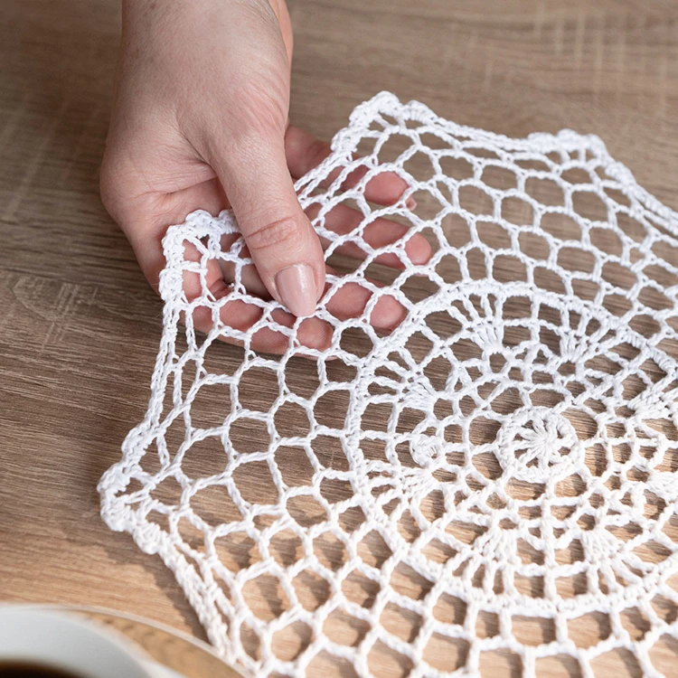 Serweta z ażurem, szerokość 25cm x wysokość 25cm, kolor biały